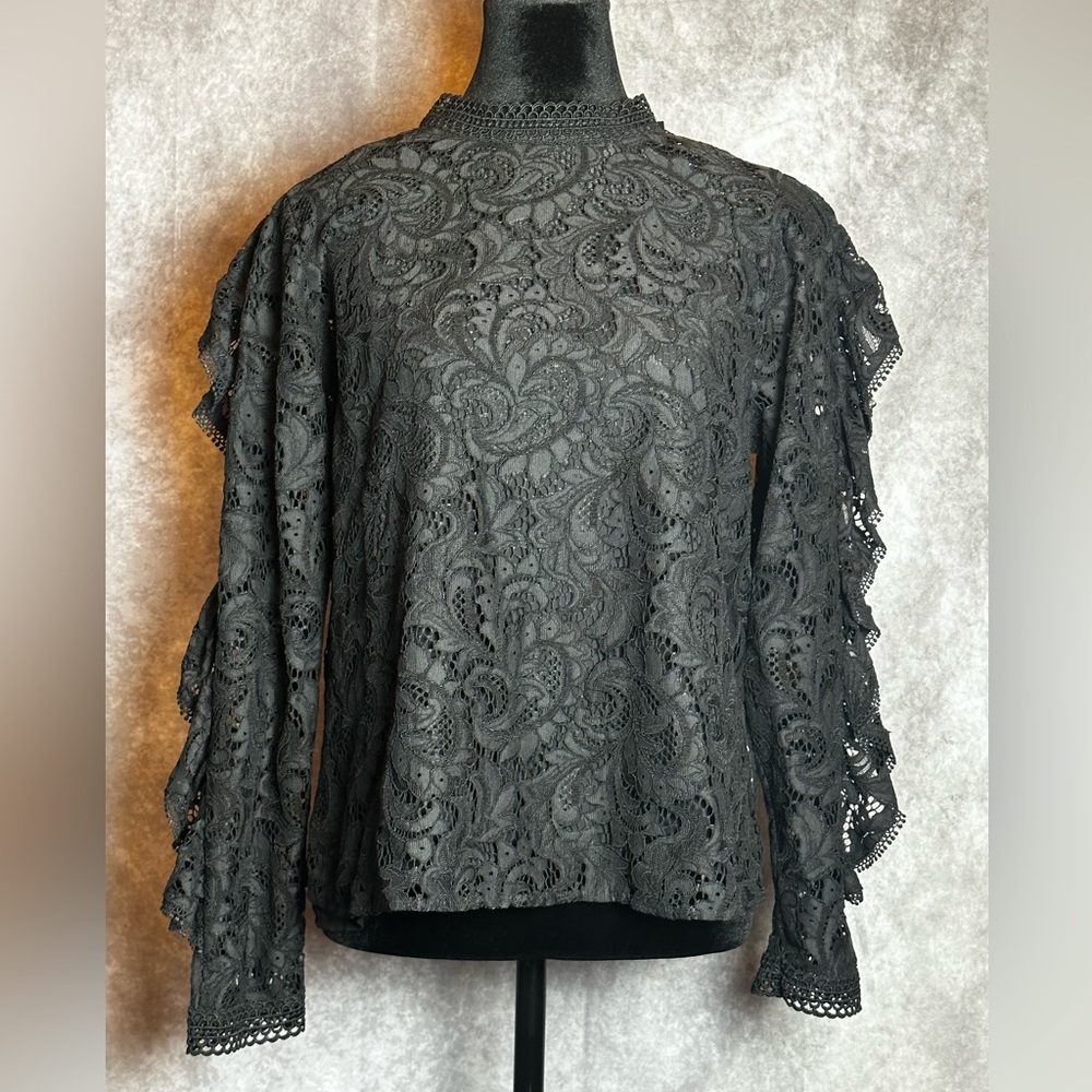 NEW! EXPRESS LACE TOP SIZE MEDIUM